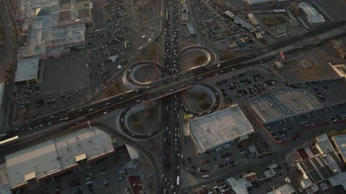 Amplio zoom aéreo en cámara lenta para alejar el cruce de carreteras en Cuernavaca, México