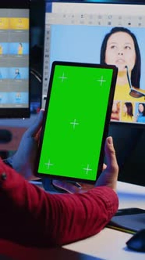 Editor vertical de vídeo y fotos: aprende de un tutorial en una tableta de pantalla verde mientras trabaja en