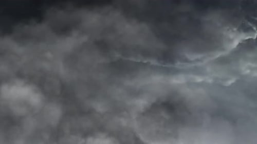 Blitzeinschläge während eines Sturms in dunklen Cumulonimbuswolken