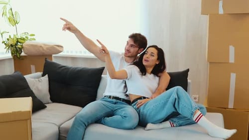 Junges Paar zieht in neue Wohnung