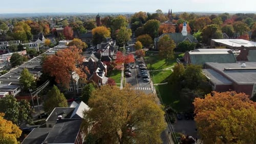 Imagem aérea ascendente drone casas de vida gregas ao lado de campus universitário e prédios acadêmicos