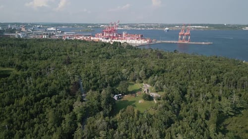 Vista aérea de navios de carga e contêineres de transporte no porto de Halifax, Canadá