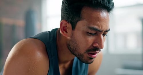 Fitness, Müdigkeit und müder Mann im Fitnessstudio nach dem Training, Training für eine intensive Cardio-Routine
