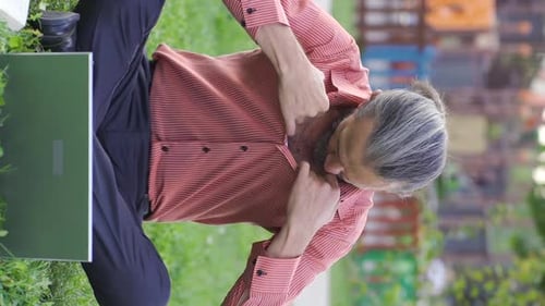 Vidéo verticale de l'homme qui suffoque à cause de la chaleur.