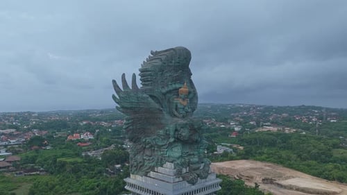 Vue aérienne de la statue de Garuda Wisnu Kencana à Bali en Indonésie