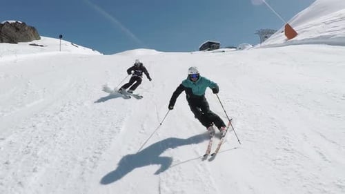 Zwei männliche Skiathleten zeigen ihr Können auf Skiern. Perfektes Syncron Slam-Skifahren in wunderschönem