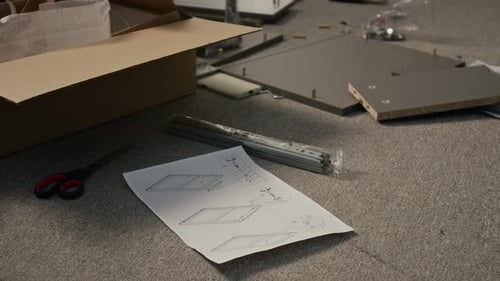 Instructions d'assemblage des tiroirs Flatpack, notice et composants sur le sol de la maison