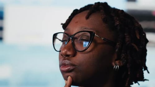 Primer plano de un experto empresarial que revisa las métricas de los paneles de rendimiento