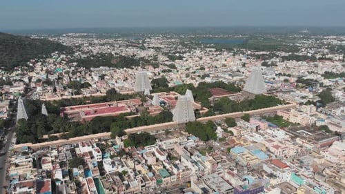 Vue aérienne statique du temple de la religion hindoue à Tiruvannamalai pendant la journée avec paysage urbain et lac