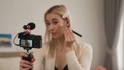 Vídeo tutorial de belleza y cosmética para una mujer joven haciendo contenido. Relajarse