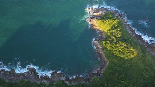 Península rochosa que se estende até o Oceano Atlântico na costa do Brasil