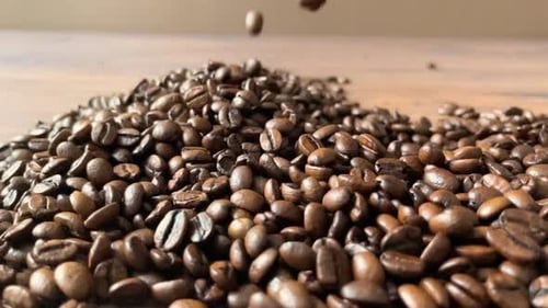 Zeitlupe gerösteter Kaffeebohnen.