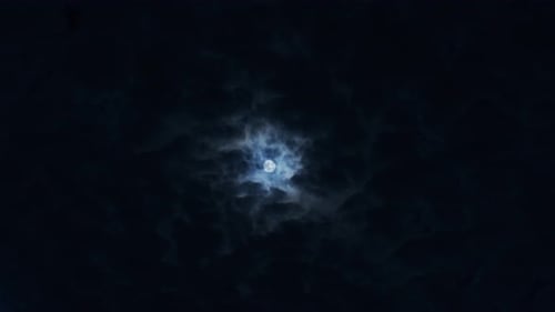 Mond am Nachthimmel mit Wolken