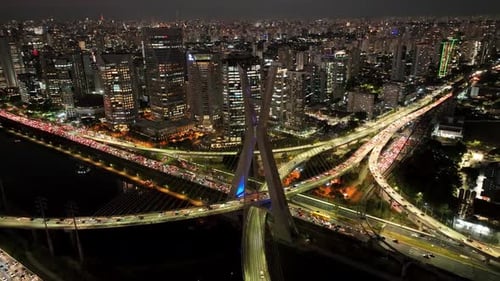 Ponte de cabos à noite, cidade em São Paulo, Brasil.