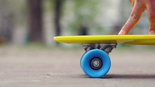 Finger-Skateboard-Konzept. Fingers Riding Großes blau-gelbes Skateboard.
Jugend
