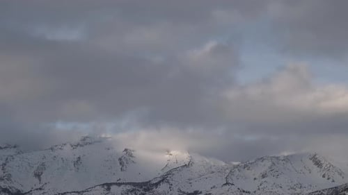 MONTAGNE ENNEIGÉE ET NUAGES TIMELAPSE 4K