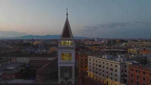 Umlaufbahn um den historischen quadratischen Turm mit Glocken und Aussichtsterrasse