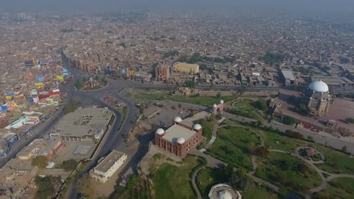Vista aérea da cidade lotada com estradas e espaços verdes, Paquistão.