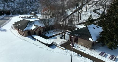 El
centro de visitantes de Horseshoe Curve está cubierto de nieve invernal. Bandera estadounidense. Aéreo.