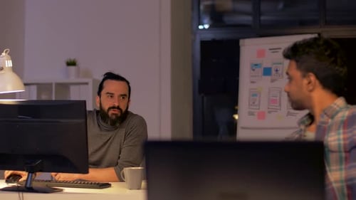 Prazo, tecnologia e conceito de pessoas - equipe criativa com computadores trabalhando e