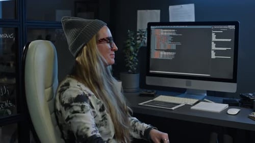 Porträt einer glücklichen kaukasischen Softwareentwicklerin bei einem IT-Startup