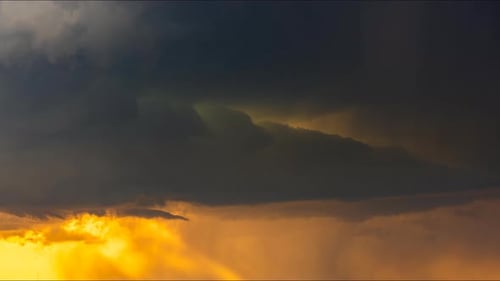 Fondo natural de nubes que se forman y dispersan bajo una luz cambiante