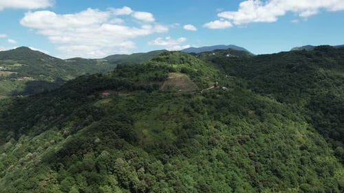 Montañas verdes aéreas