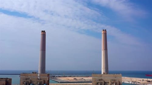 Kraftwerk mit Schornsteinen im Mittelmeer, Luftaufnahmen