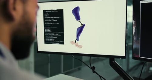 Design, Entwicklung und Person am Computerbildschirm mit Beinprothese, Codierung