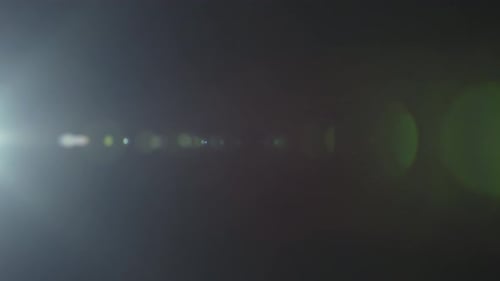 Lucent Vision Sammlung: Sanfter anamorphischer Linsenreflexeffekt, der von der linken Aufnahme auf einem 100-mm-Objektiv aus leuchtet