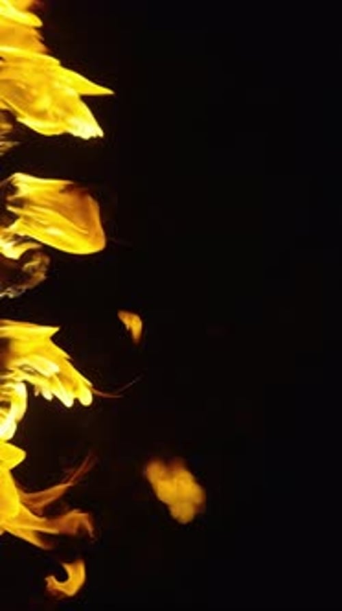 Dynamische Feuerperformance mit rotierenden Flammen, die einen Darsteller in Dramatisch Dunkelheit erleuchten