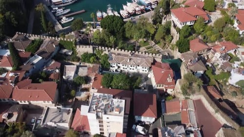Luftaufnahme der osmanischen Häuser und des alten Yachthafens von Antalya
