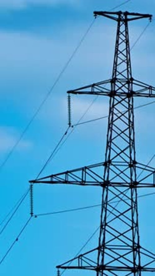Lapso de tiempo de nubes en movimiento con una línea eléctrica
