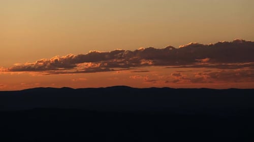 Wolkenband bei Golden Sunrise Zeitraffer Vergrößern