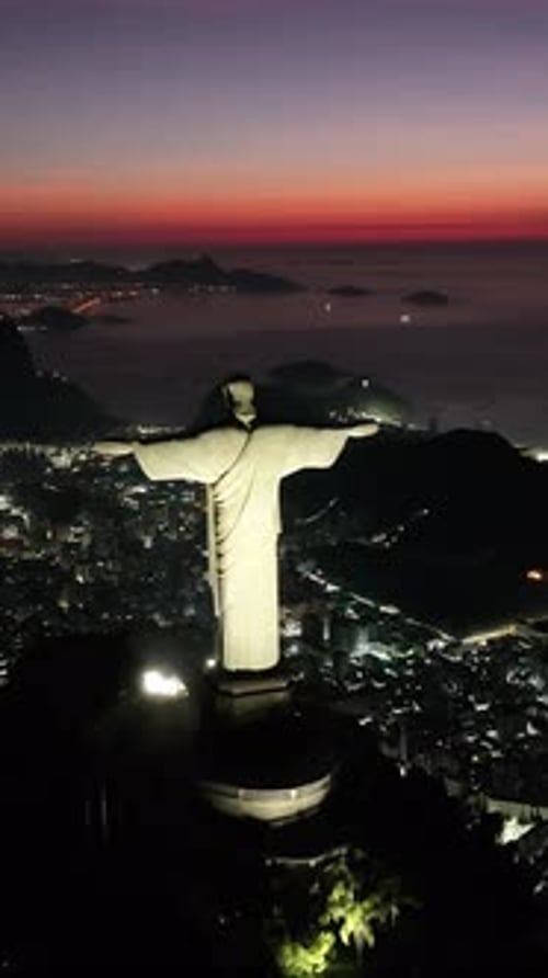 Sonnenaufgang an der Christus-Erlöser-Statue in Rio De Janeiro, Brasilien.