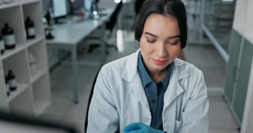 La ciencia, la mujer y la etiqueta: tubo de ensayo con sangre en el laboratorio para el cuidado de la salud
