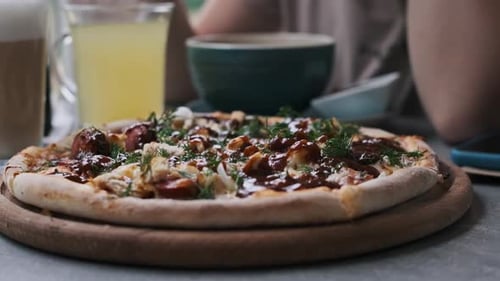 Mesa de café con pizza y pollo a la barbacoa