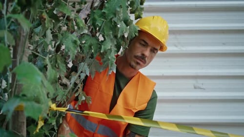 Trabalhador da construção civil anexando trecho na cidade, uniforme, cercado por homem