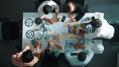 Top view of engineer team talking about turbine engine structure. Alimentation.