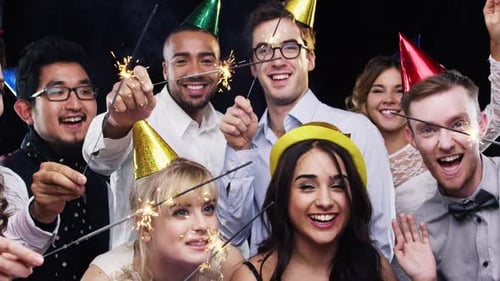 Festa, amigos e comemoração com faíscas para o ano novo, feriado ou época festiva juntos