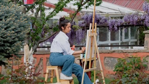 Maler arbeitet im Garten