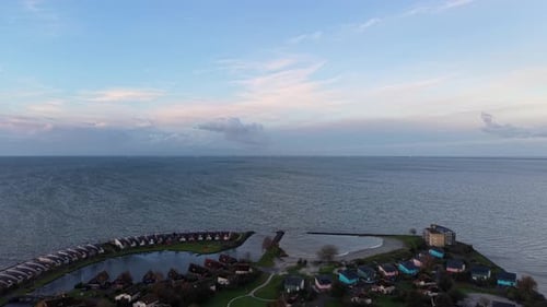 Küste mit Meer und Luxushäusern bei Sonnenaufgang. Weitwinkelaufnahme aus der Luft. Ruhige Meereslandschaft in einem Vorort