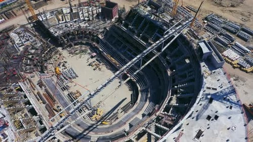Instalación de carcasas de techo con grúas en el sitio de construcción