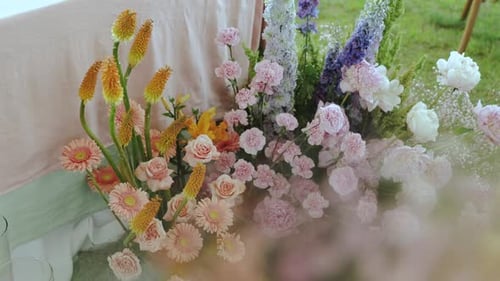 Un impresionante arreglo floral creado para eventos y celebraciones que dejan impresiones duraderas
