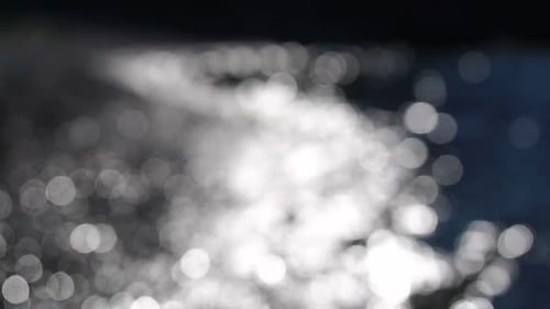 Abstrato Mar, verão, oceano, pôr do sol, natureza, fundo de bokeh, ondas pequenas na superfície da água azul em