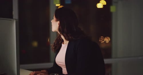 Ordinateur, nuit et collaboration avec un responsable et une employée travaillant ensemble dans le respect d'une date limite