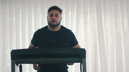 Homem corredor treinando em esteira, máquina, treino na academia