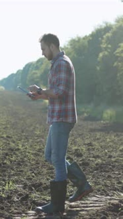 Um agricultor que utiliza tecnologia avançada de forma eficaz no ambiente de campo agrícola