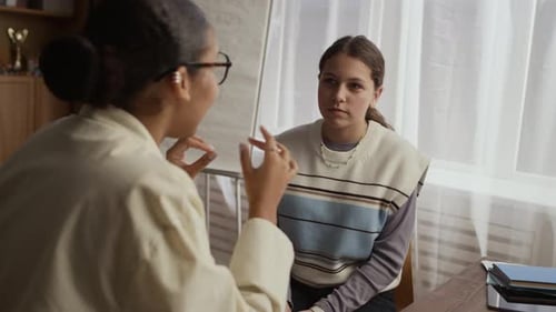 Étudiant adolescent assis devant le tuteur pendant la leçon à la maison