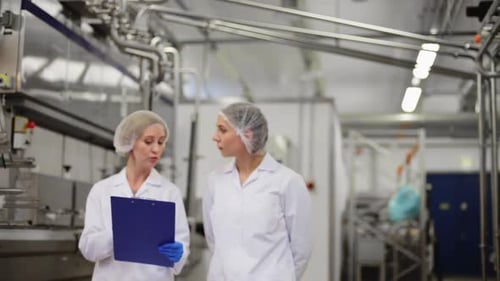 Konzept für Produktion, Industrie und Mitarbeiter — Technologinnen mit Vorstand bei Ice